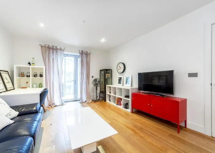 Spacious Modern 3 Bedroom Apt W Balcony, Woolwich