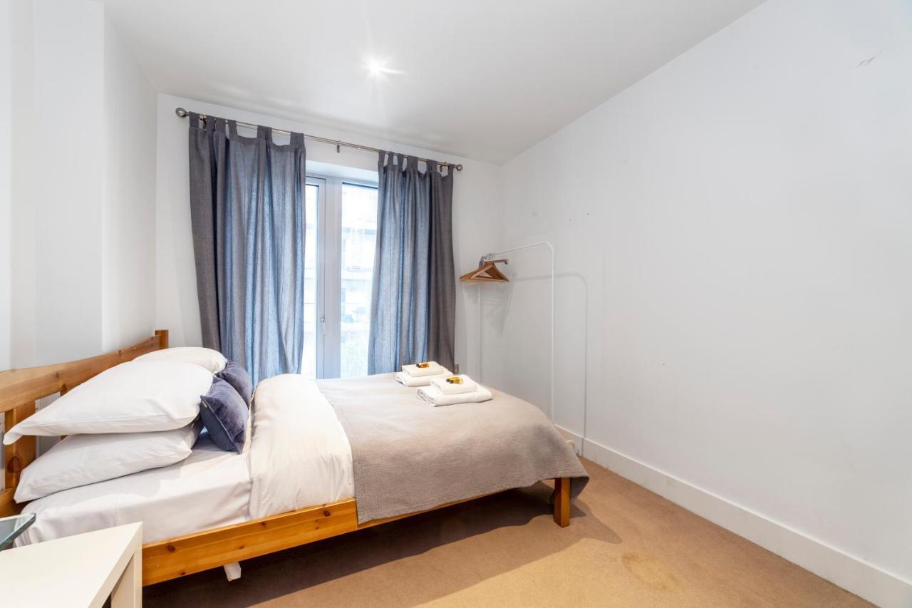 Spacious Modern 3 Bedroom W Balcony, Woolwich * Londra