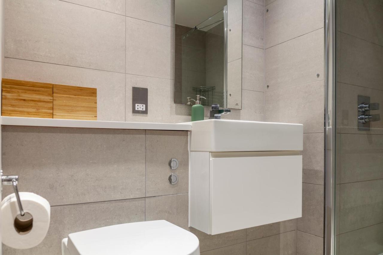 Spacious Modern 3 Bedroom W Balcony, Woolwich * Londra