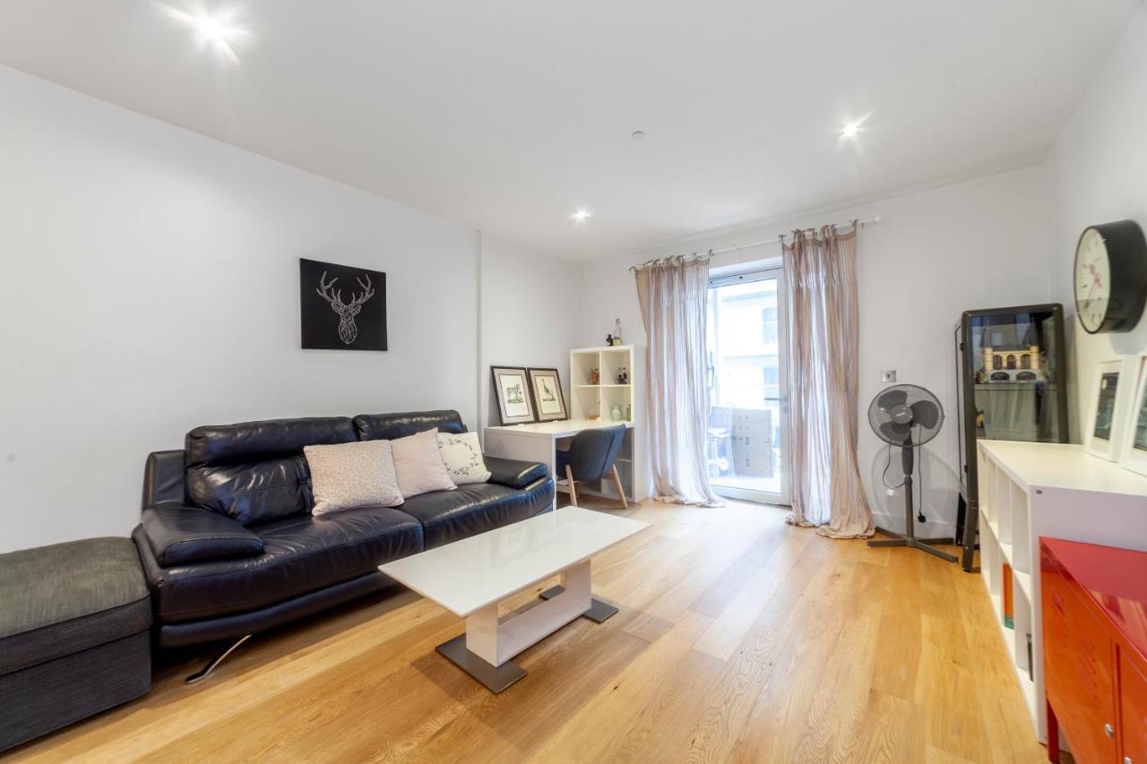 Spacious Modern 3 Bedroom W Balcony, Woolwich Londra