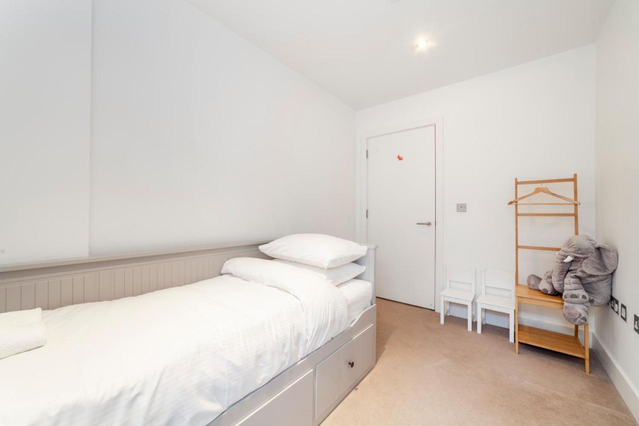 Spacious Modern 3 Bedroom W Balcony, Woolwich Apartment