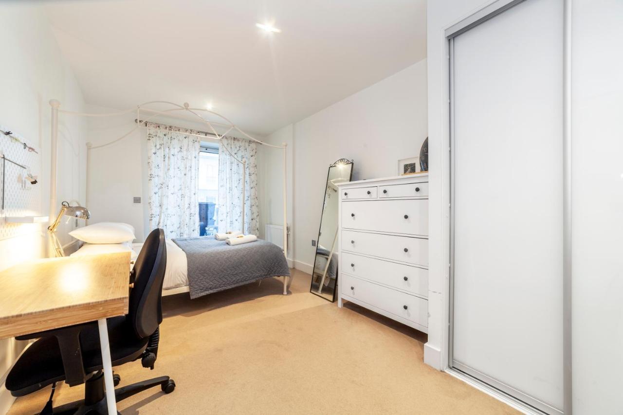 Spacious Modern 3 Bedroom W Balcony, Woolwich