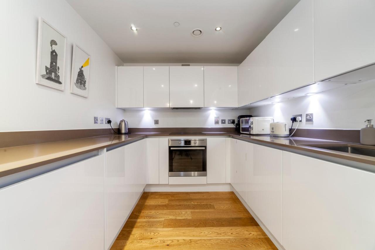 Apartment Spacious Modern 3 Bedroom W Balcony, Woolwich London