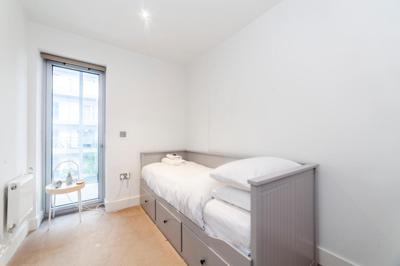 Spacious Modern 3 Bedroom W Balcony, Woolwich Apartment London