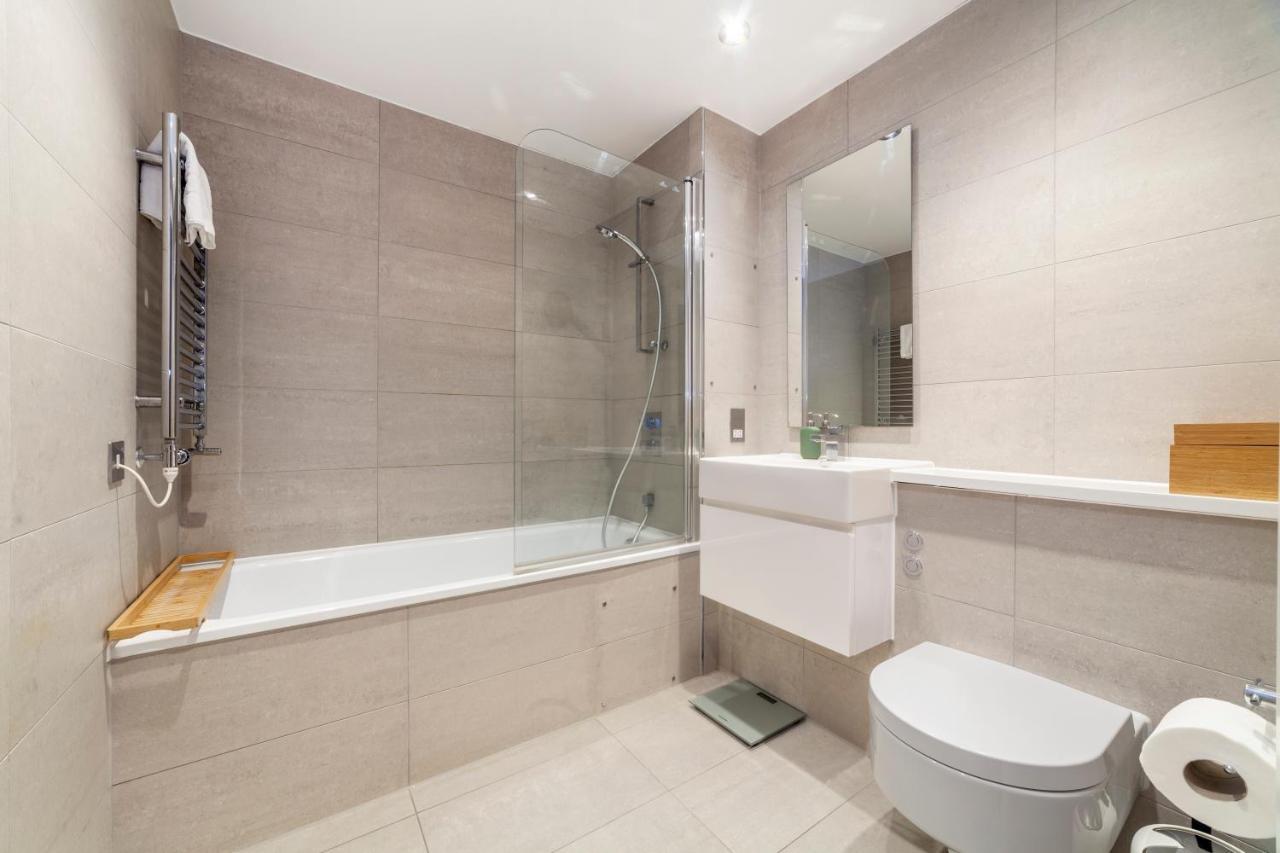 Spacious Modern 3 Bedroom W Balcony, Woolwich Apartment