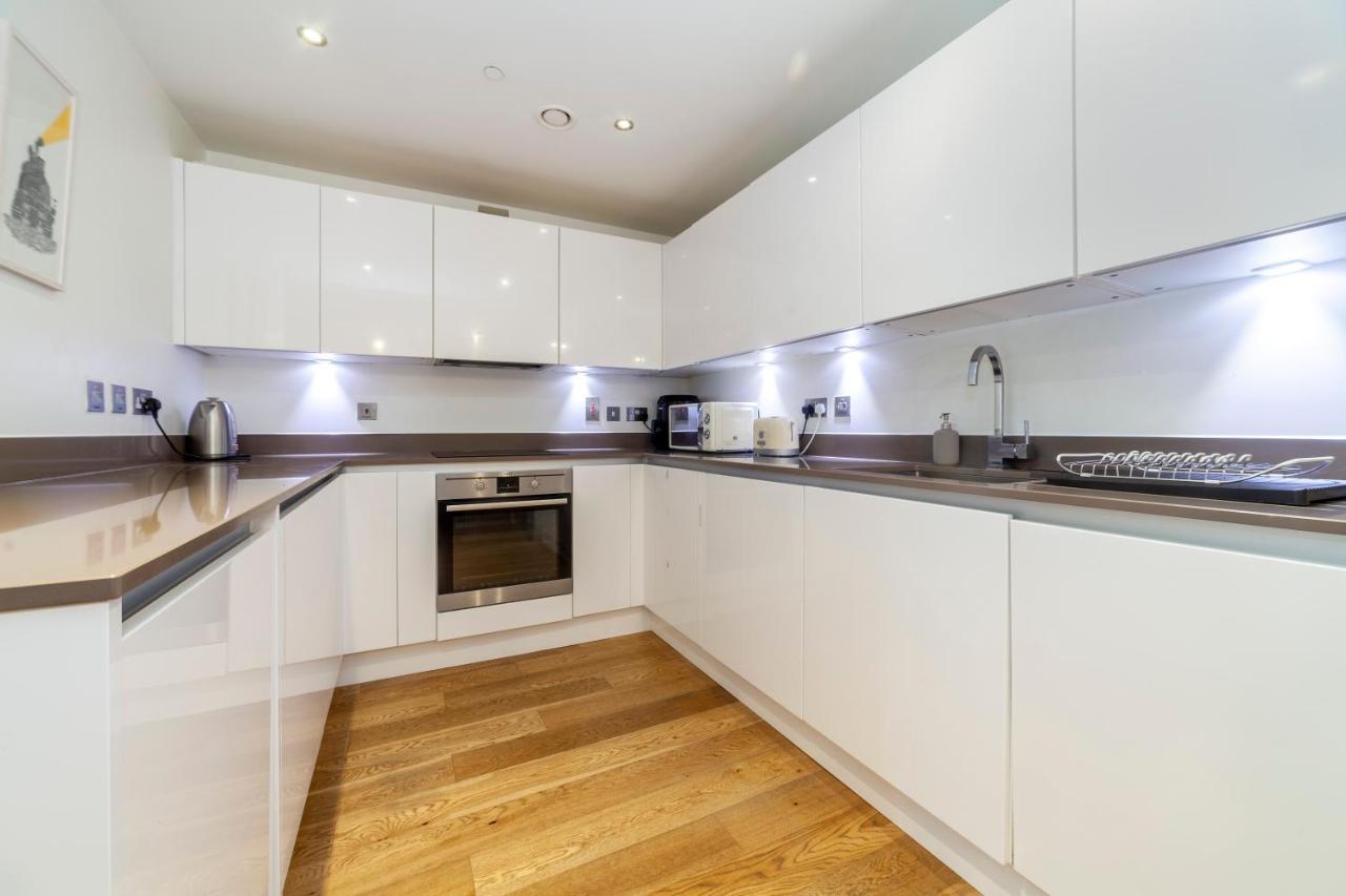 Apartment Spacious Modern 3 Bedroom W Balcony, Woolwich London